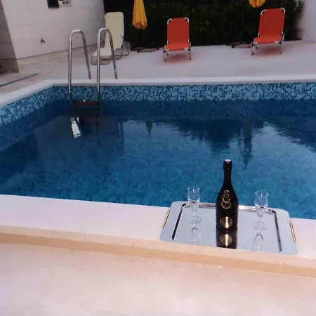 Apartment Charming Flat In Kastel Stafilic With Shared Pool 27 M²