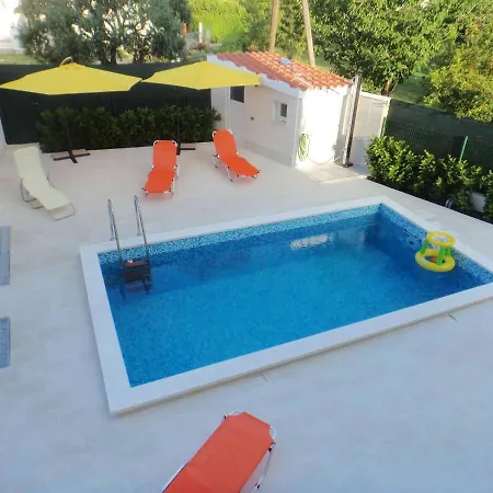 Apartmán Charming Flat In Kastel Stafilic With Shared Pool 27 M²